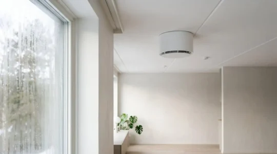 Installation de ventilation mécanique contrôlée dans un intérieur domestique contemporain